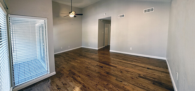 Master bedroom - 8710 Park Ln