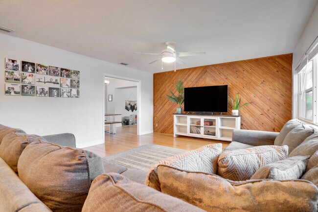 Building Photo - 2076 Burnice Dr