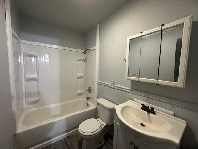 Building Photo - 802 Knollcrest-