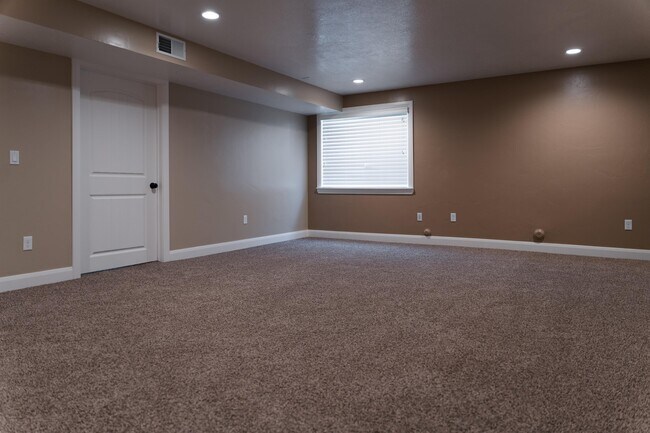 Building Photo - 128 E 745 S