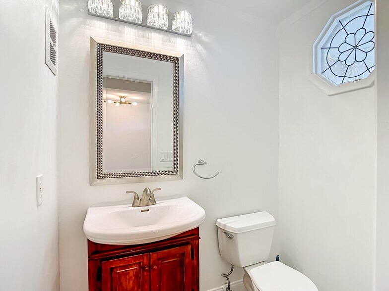 Building Photo - 8733 Bay Pointe Dr