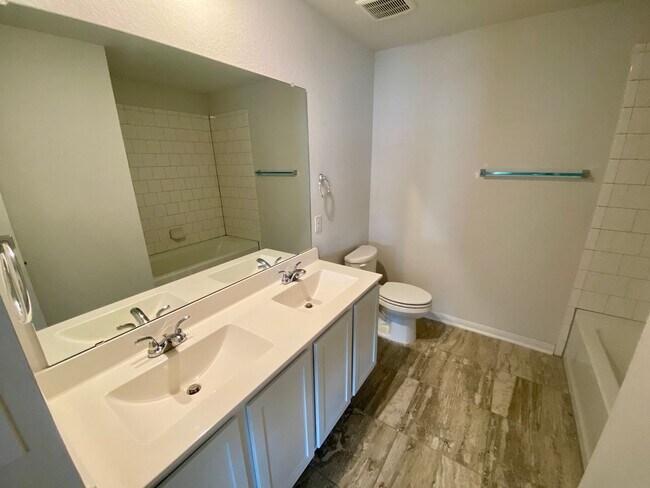Building Photo - Spacious 4/2.5 beauty ~ Refrigerator/Washe...
