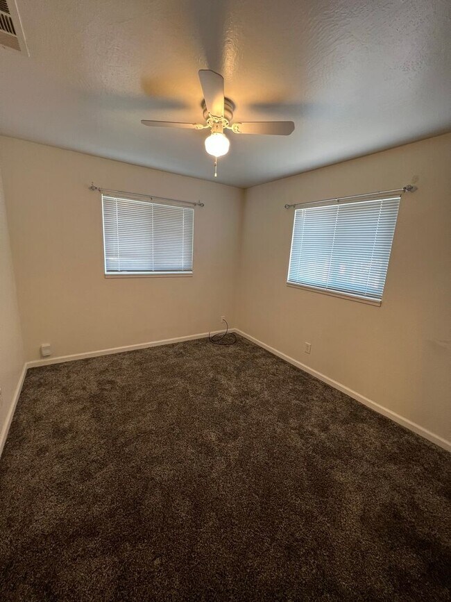 Building Photo - 4bd 3 bath