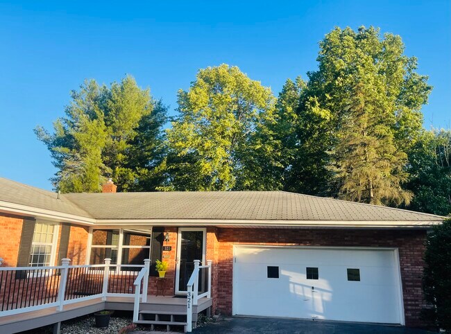 Primary Photo - 321 Meadowbrook Ave