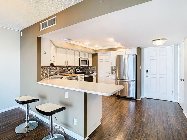 Building Photo - 7400 Sun Island Dr S