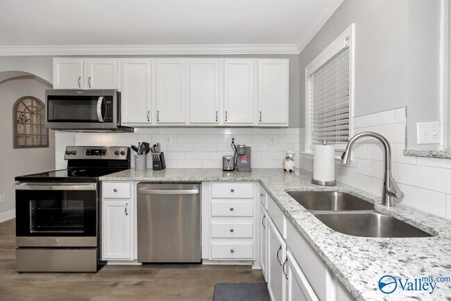 Building Photo - 2611 Whitesburg Dr