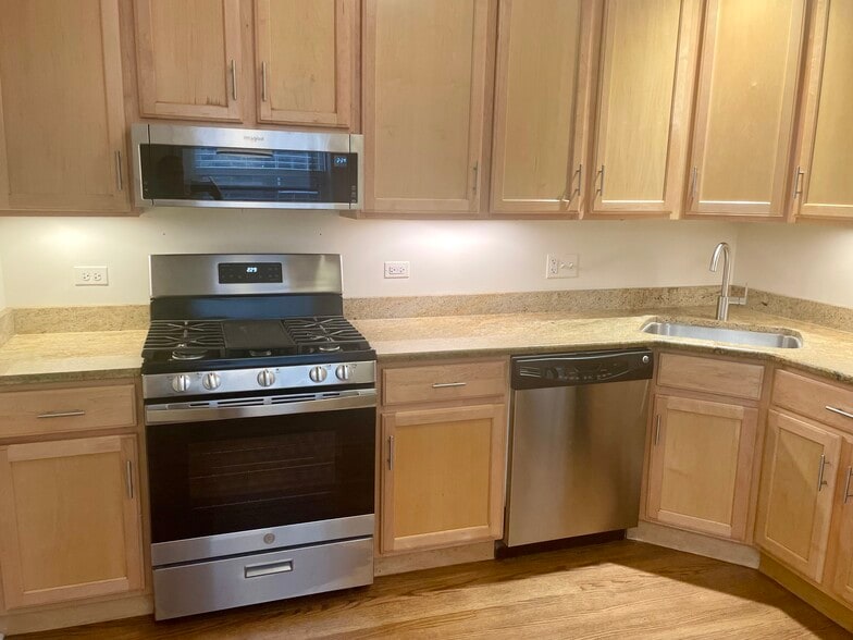 Kitchen - 2709 W Sunnyside Ave