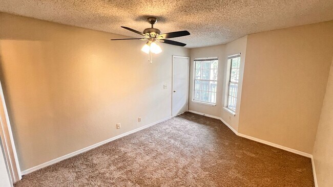 Building Photo - Available NOW! Charming 2 BD / 2 BA in Orl...