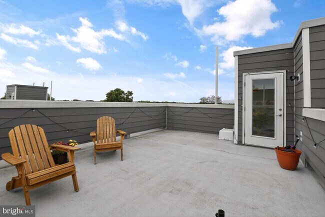 Building Photo - 381 Martin St