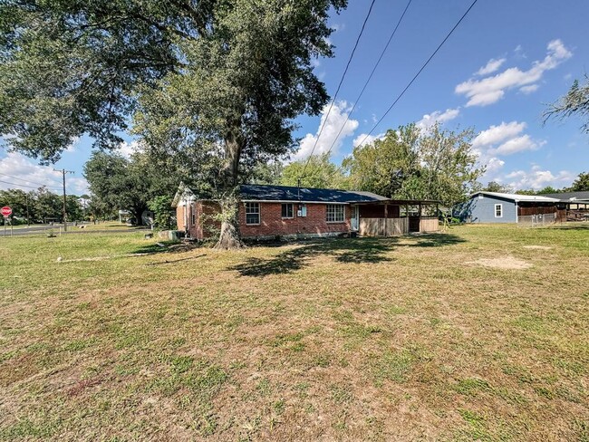 Building Photo - 305 Larkspur St