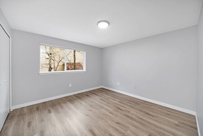 Building Photo - INCREDIBLE 2-bed/1.5bath Town House! Get i...
