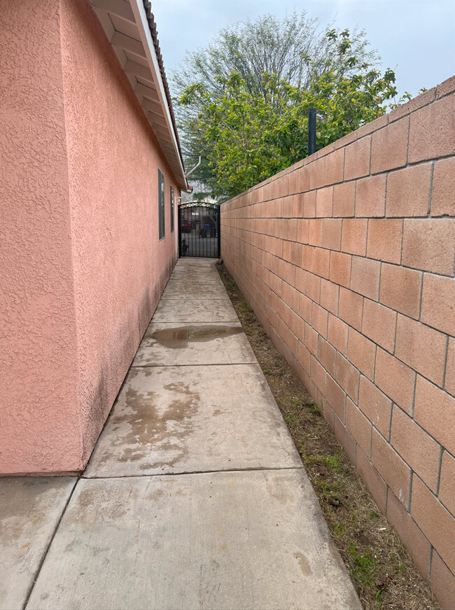 Building Photo - 13985 Ivy Ave