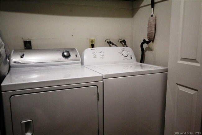 Building Photo - 14 Newtown Rd