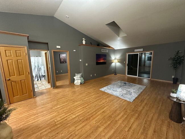 Building Photo - 3 Bed, 2 Bath Condo for Rent in Evansdale, Ia