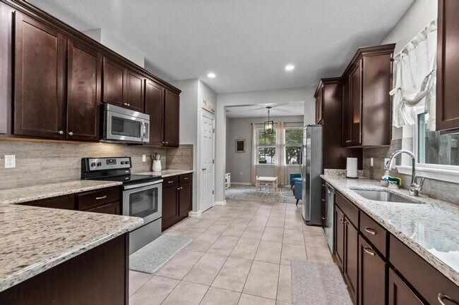Building Photo - Spacious Home in Prime Location!
