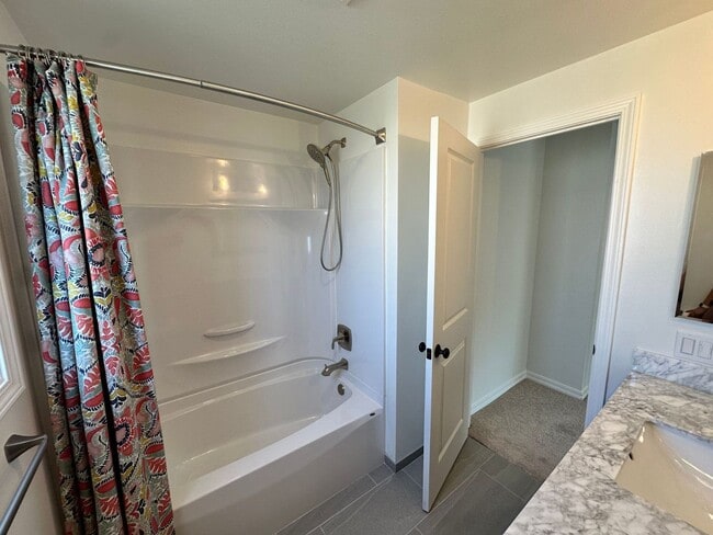 Building Photo - Stunning large 3 bedroom home in West Aubu...