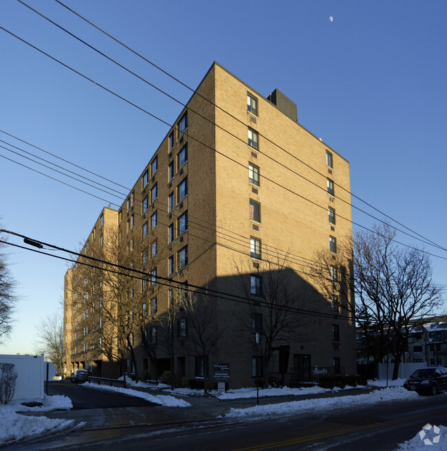 Building Photo - Huguenot House