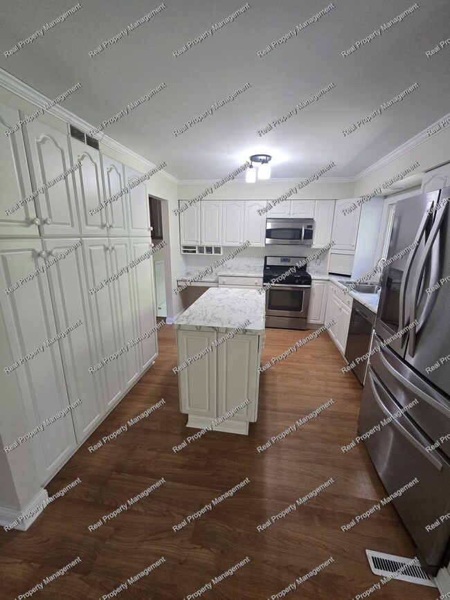 Building Photo - Three Bedroom Tri-Level in LOFS