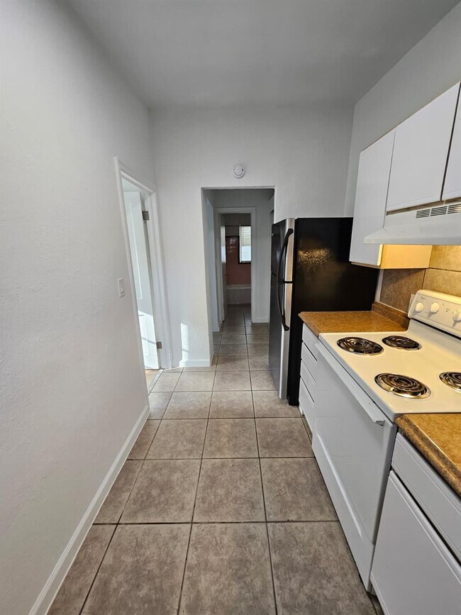 Building Photo - 1100 NE 12th Ave