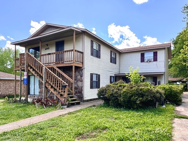 Building Photo - Modern & Spacious Upstairs 1 Bedroom Bungalow - Washer/ Dryer Included!