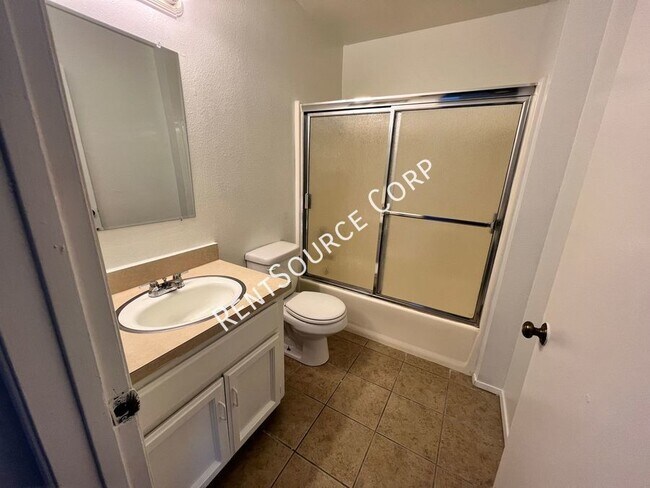 Building Photo - 2 Bedroom Condo for Rent in East Palmdale
