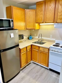 Building Photo - 1BR/1BA Condo with Utilities Included in F...