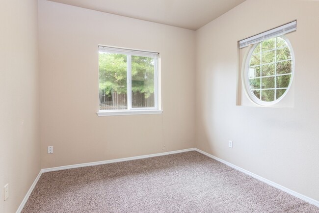 Building Photo - 3 Bed Room 2 Bath No Garage No Carport