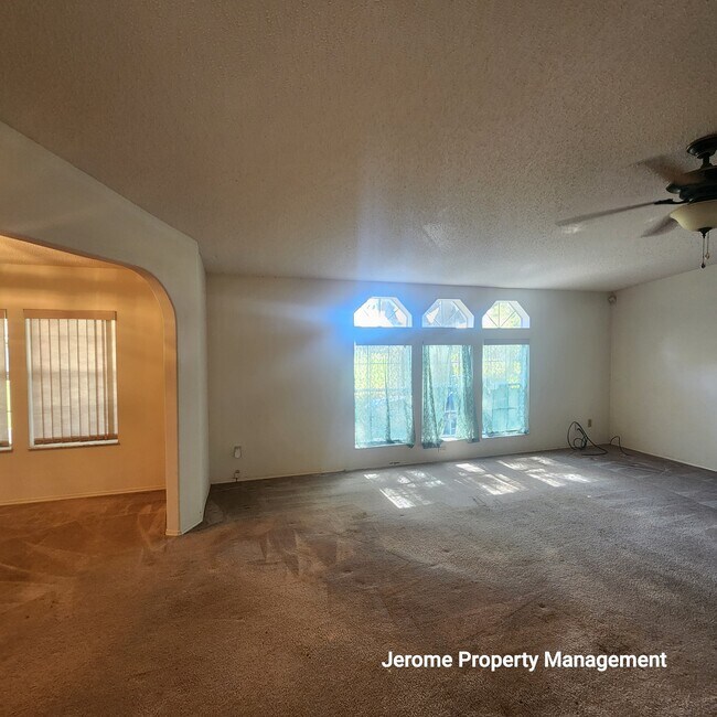 Building Photo - 5924 Vanco Dr