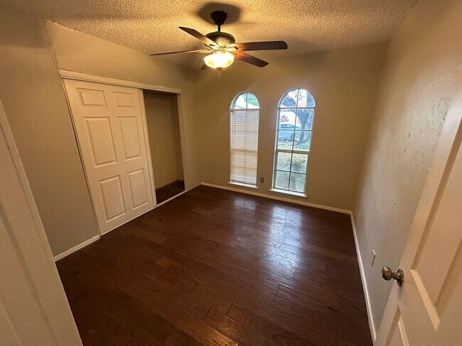 Building Photo - 1006 Holly Hill Ct