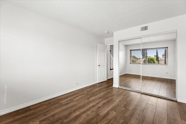 Building Photo - Private Direct-Access 3 Bedroom Townhome with 2 Car Garage, Patio, Balcony, Pool and Tennis