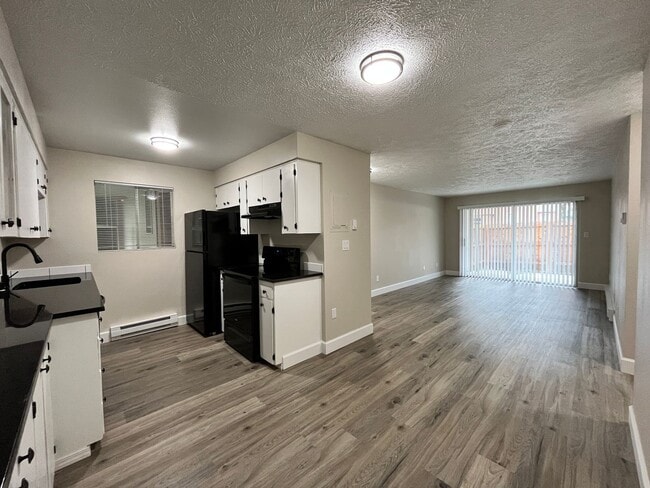 Building Photo - Contemporary 2 Bedroom / 1 Bath in Charming Cliff-Cannon Suburb