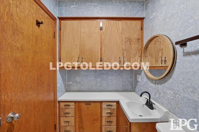 Building Photo - 1525 Akron St