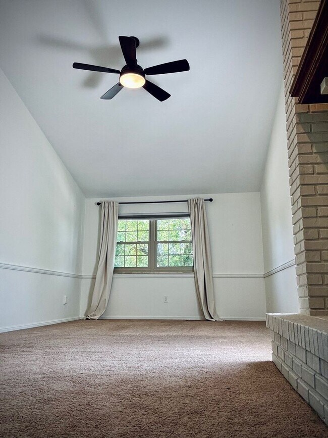 Building Photo - Available now-  4 Bedroom house in O'Fallo...
