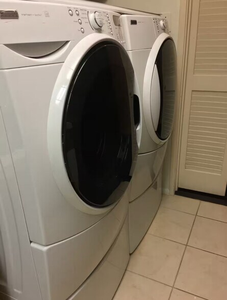 Building Photo - 10250 Prince Pl