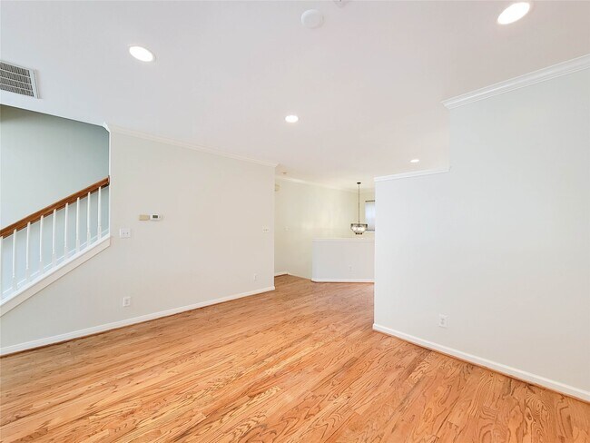 Building Photo - 3010 La Branch St