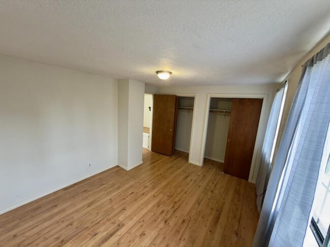 Building Photo - 372 W Hickory St