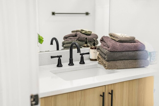 Building Photo - 3309 NE 42nd Pl