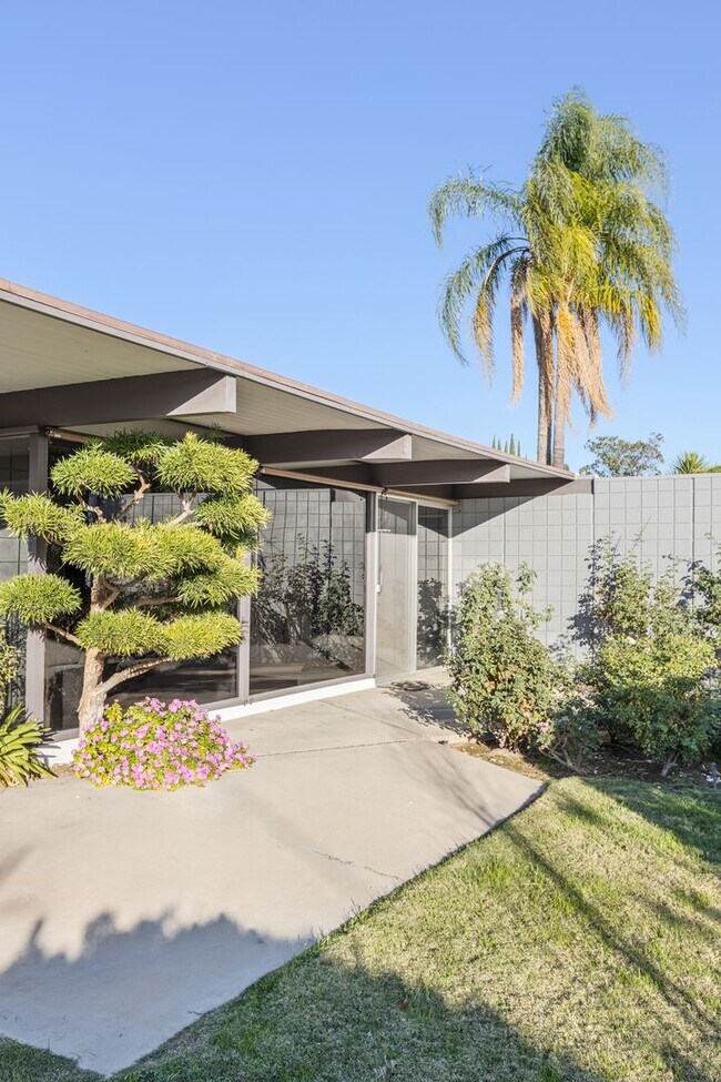 Building Photo - Stunning Mid-Century Modern 4 BR 3 BA with Bonus Room and Office