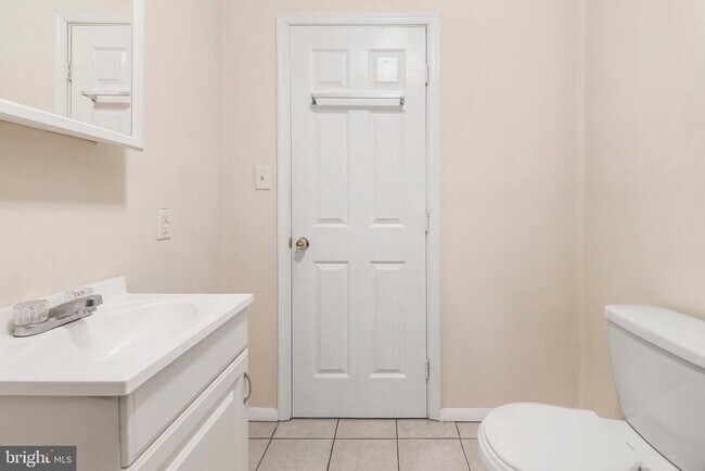 Building Photo - 1933 Christian St