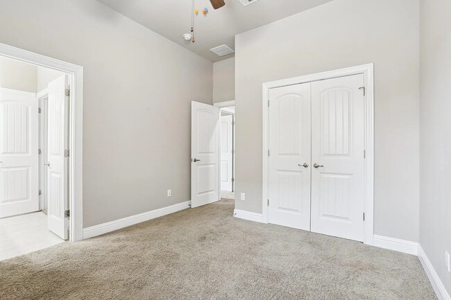 Building Photo - 8804 Vantage Point Dr