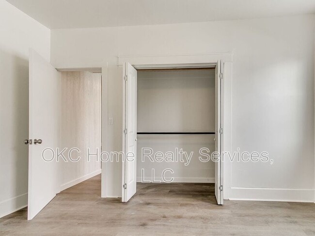 Building Photo - 1812 W Noble Ave