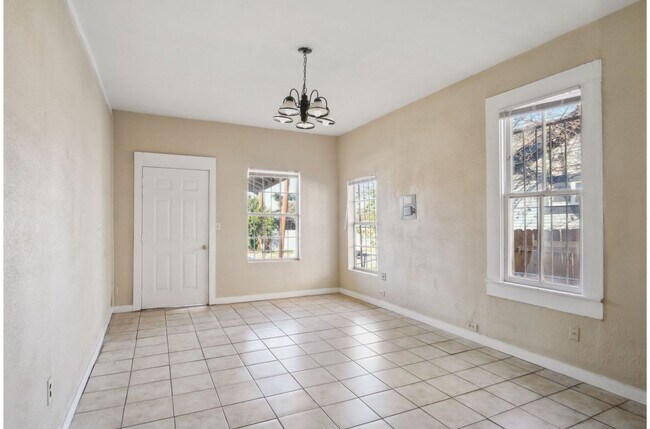 Building Photo - Charming 2BR 1BA Near Downtown