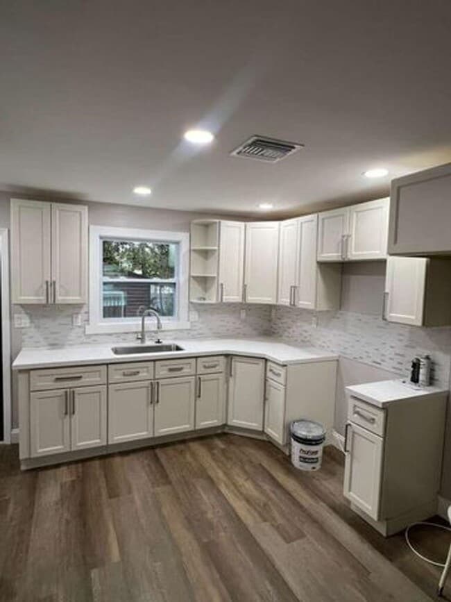 Building Photo - 932 31st St