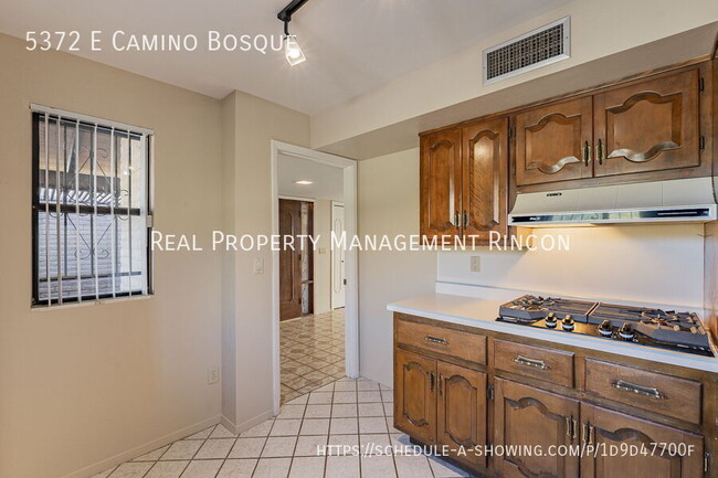 Building Photo - Location! Quintessential Tucson Classic is...