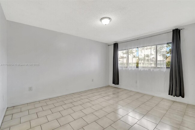 Building Photo - 825 NE 199th St