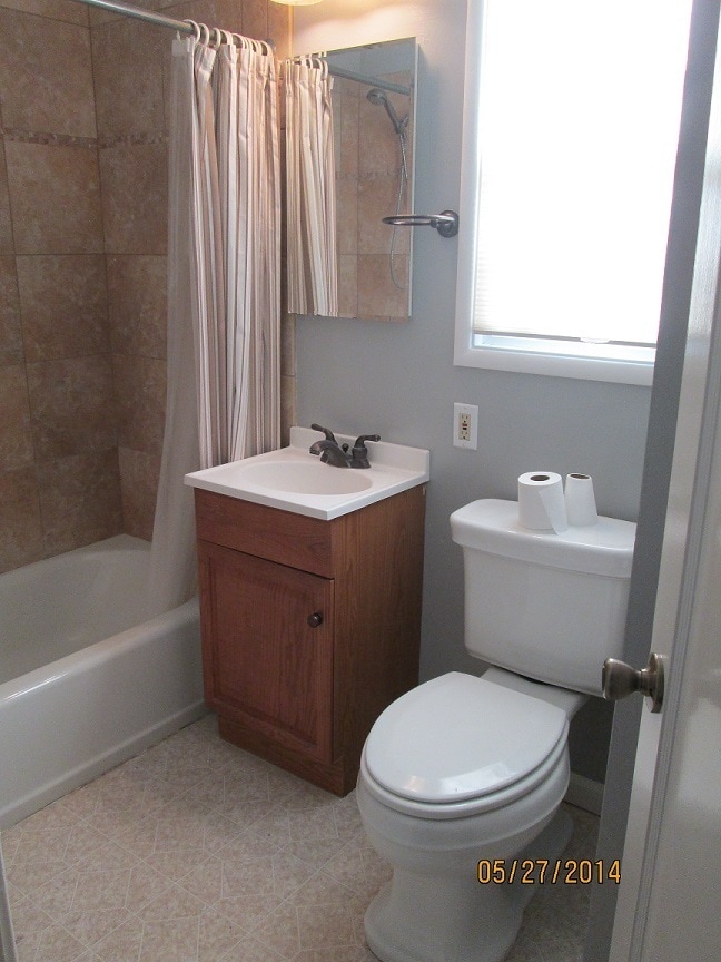 Building Photo - Lovely and Cozy 1 Bedroom Unit with a Garage!