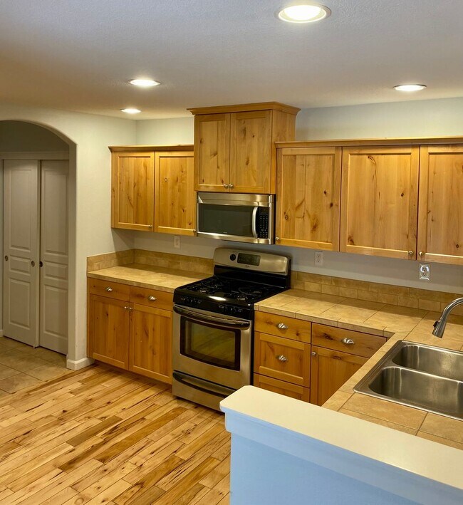 Building Photo - 3-BR Craftsman Home in SE Bend