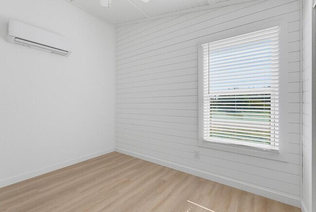 Building Photo - 204 Marlin St
