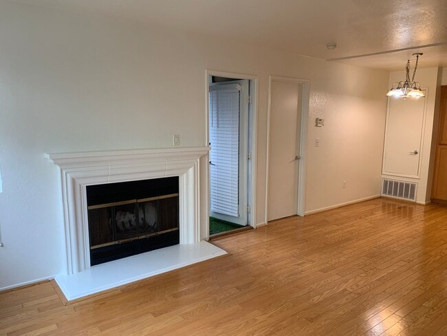 Building Photo - Gated Raintree Terrace Condo! Available Now!