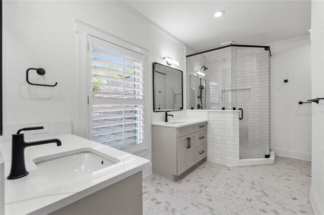 Building Photo - 390 Hembree Rd